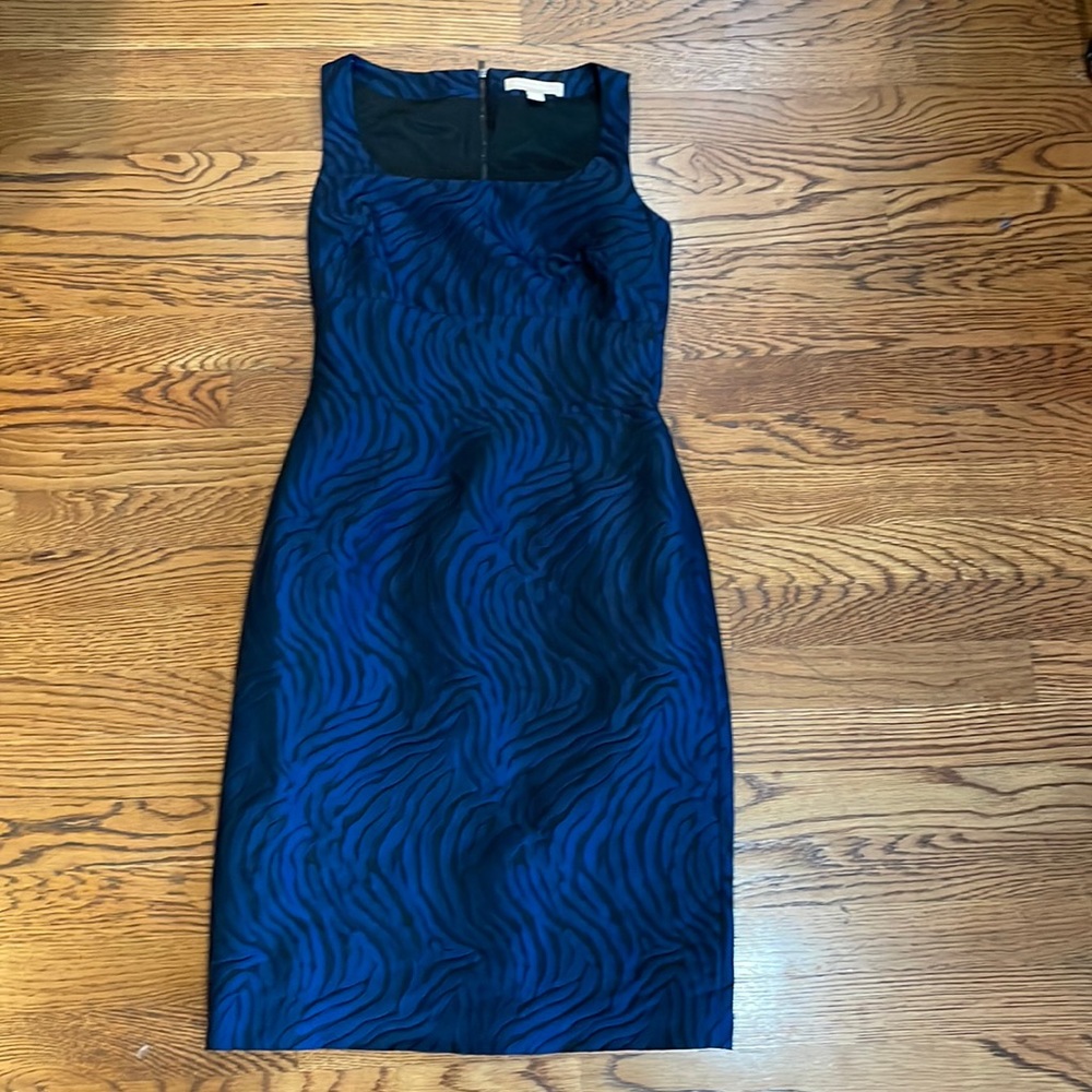 Banana republic Like New Size 0 Navy and Black textured sleeveless sheath dress
